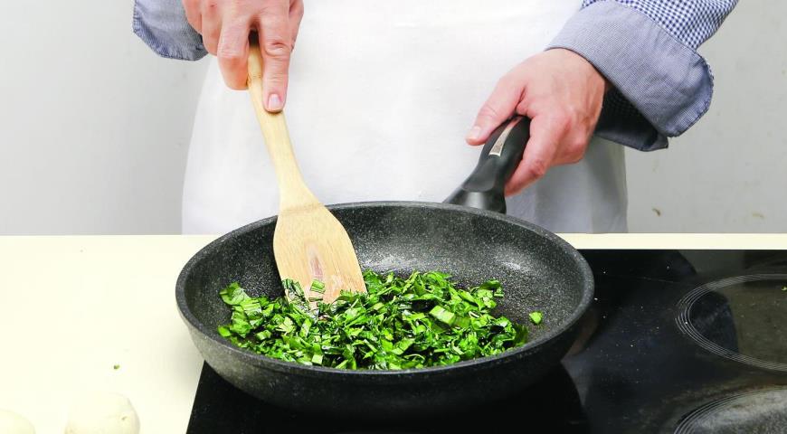 Фото приготовления рецепта: Сырные лепешки с зеленью и мацони, шаг №3