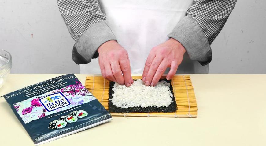 Фото приготовления рецепта: Футомаки с лососем, авокадо и огурцом, шаг №4