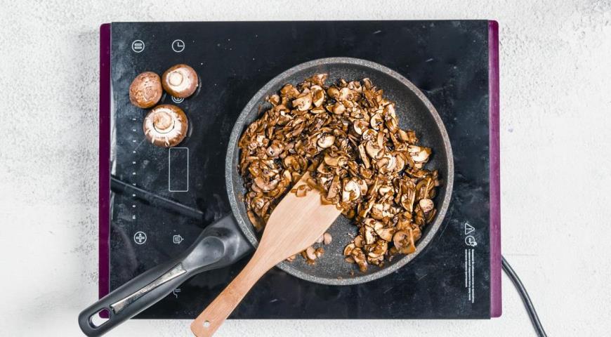 Фото приготовления рецепта: Постные пирожки с картошкой и грибами в духовке, шаг №4
