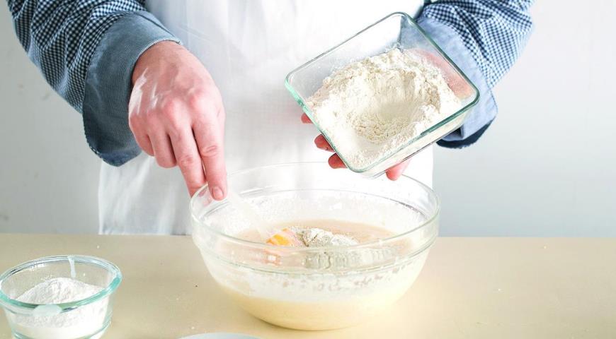 Фото приготовления рецепта: Творожный кекс с изюмом, шаг №2
