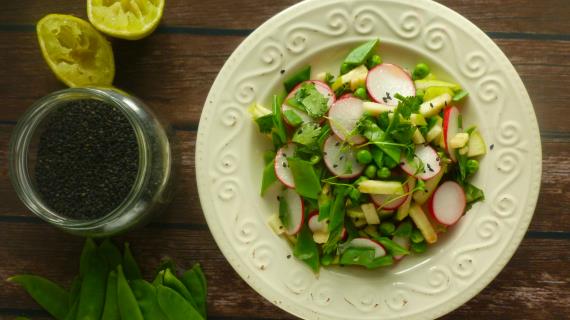 Зеленый салат с кунжутом