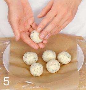 Фото приготовления рецепта: Фрикадельки из трески с йогуртовым соусом, шаг №5