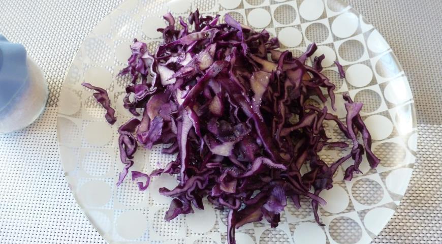 Тонко нарезать красную капусту для добавления в салат