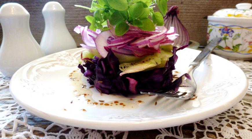Готовим салат с красной капустой, киви и мокрицей