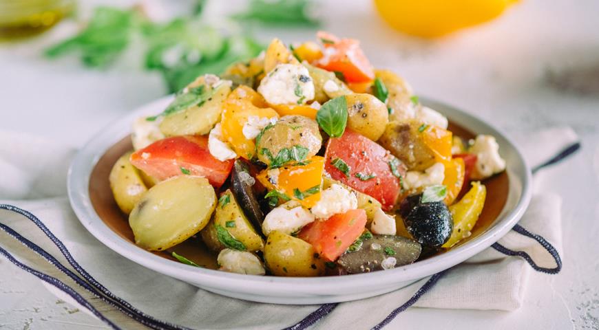 Средиземноморский картофельный салат с оливками и фетой