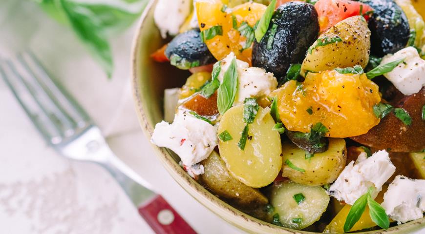 Средиземноморский картофельный салат с оливками и фетой