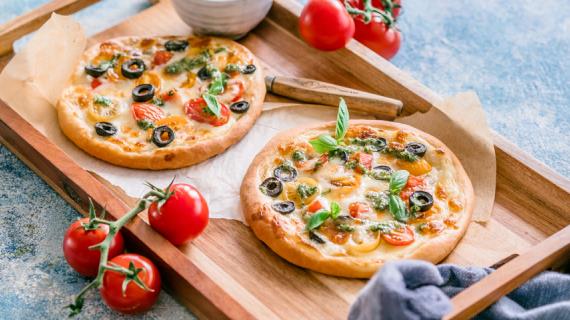 Мини-пицца с моцареллой и помидорами