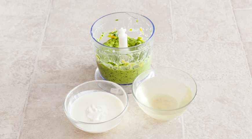Фото приготовления рецепта: Суп из авокадо с йогуртом и базиликом, шаг №3