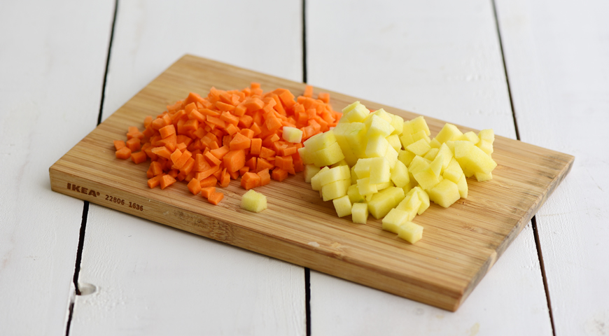 Фото приготовления рецепта: Морковно-яблочные котлеты, шаг №1