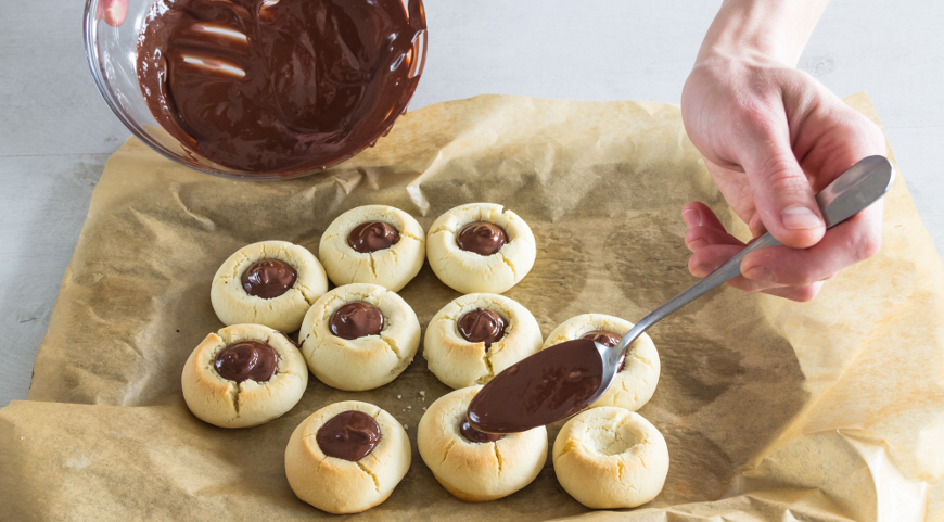 Фото приготовления рецепта: Печенье с шоколадом и миндалем, шаг №7