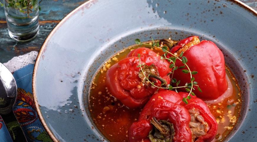 Перец, фаршированный фаршем в томатном соусе готов 