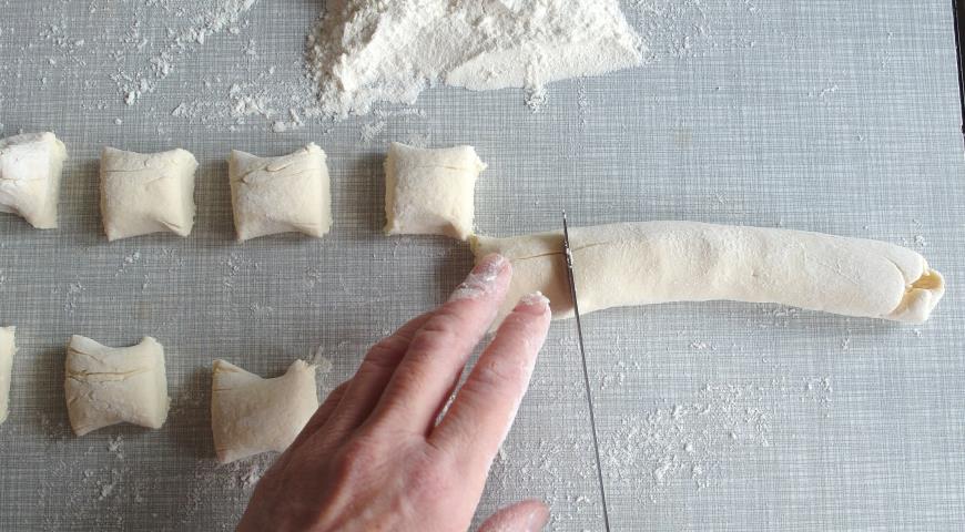 Нарезка творожной колбаски на ленивые вареники