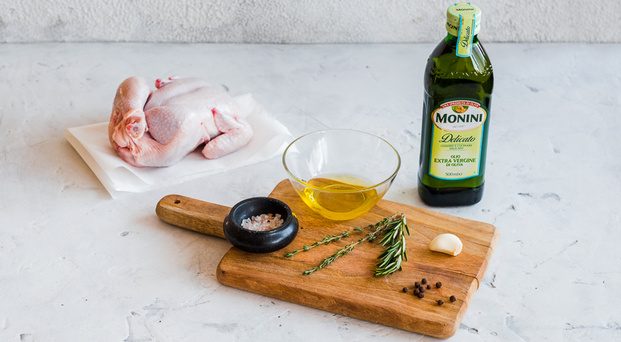 Цыпленок, маринованный в оливковом масле с пряными травами и лимоном. Шаг 2