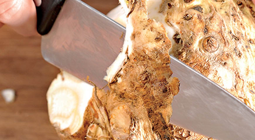 Фото приготовления рецепта: Слоеная запеканка из корневого сельдерея с курицей, шаг №1