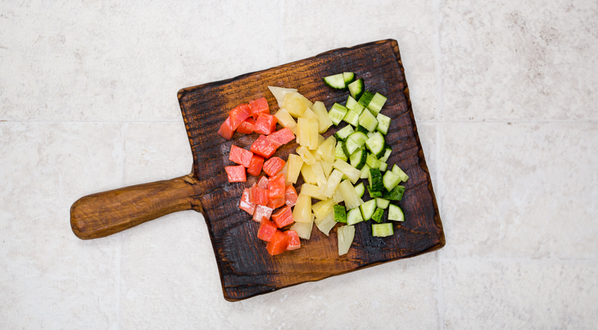 Фото приготовления рецепта: Салат из креветок с ананасами и мятным соусом , шаг №3