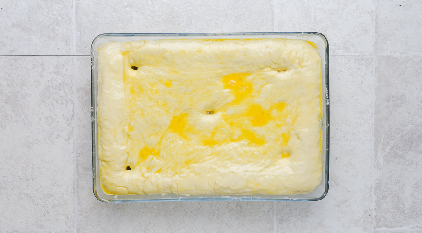 Фото приготовления рецепта: Большой пирог с томленой капустой и яйцами, шаг №7