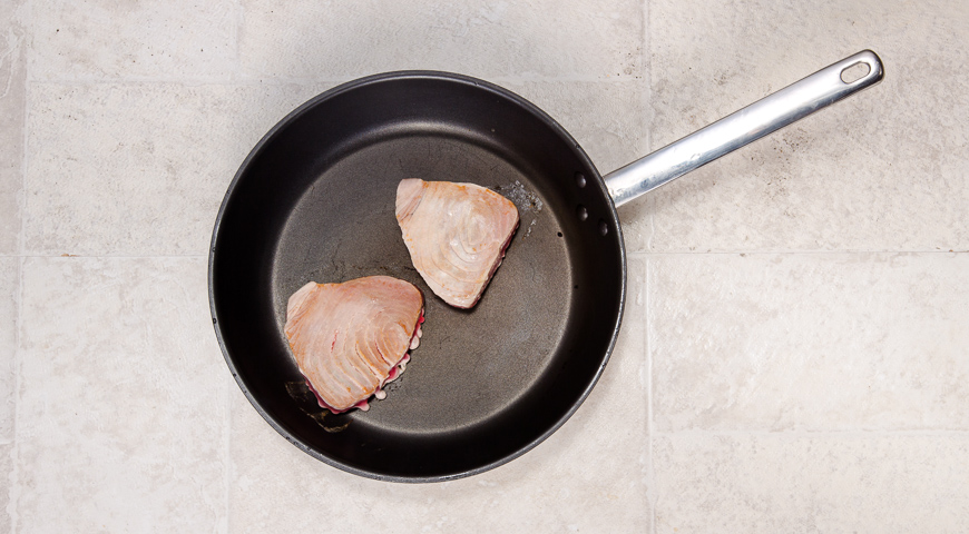 Фото приготовления рецепта: Татаки из тунца и роллы с тунцом и кунжутным соусом, шаг №8