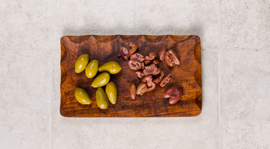 Фото приготовления рецепта: Треска, запеченная с оливками и пряными овощами, шаг №5