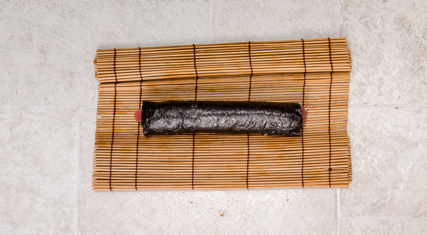 Фото приготовления рецепта: Татаки из тунца и роллы с тунцом и кунжутным соусом, шаг №6