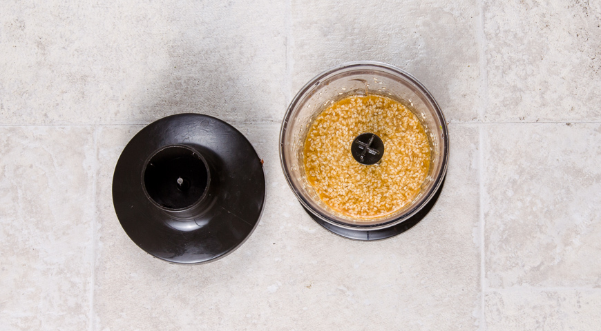 Фото приготовления рецепта: Татаки из тунца и роллы с тунцом и кунжутным соусом, шаг №2