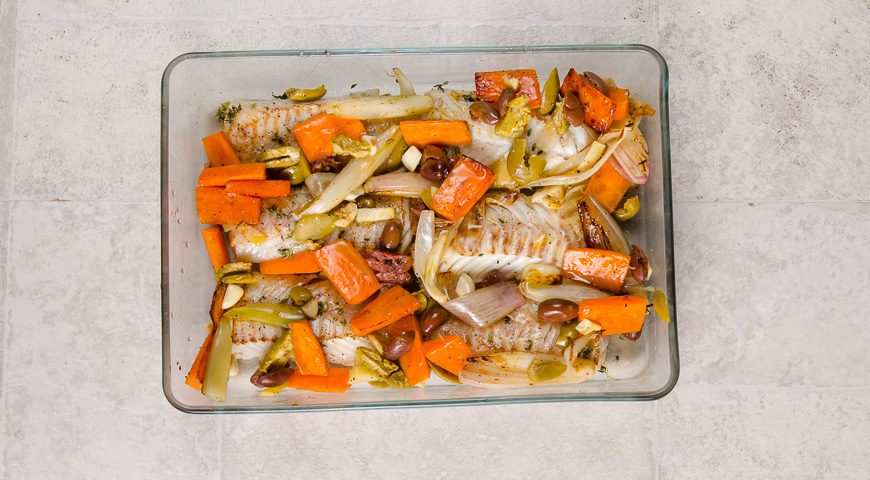 Фото приготовления рецепта: Треска, запеченная с оливками и пряными овощами, шаг №6