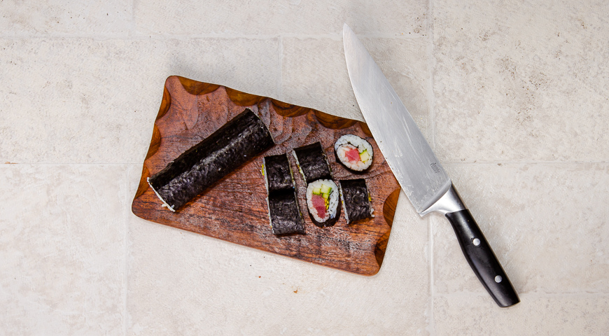 Фото приготовления рецепта: Татаки из тунца и роллы с тунцом и кунжутным соусом, шаг №7