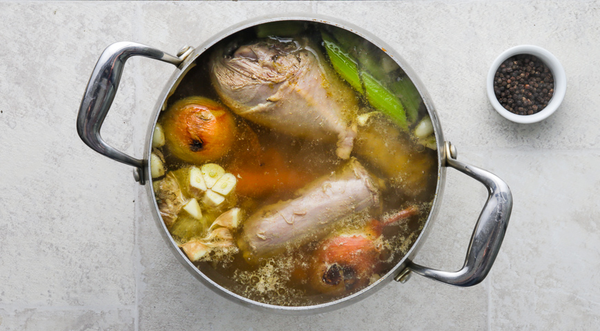 Фото приготовления рецепта: Похмельный суп с фрикадельками из индейки, шаг №6