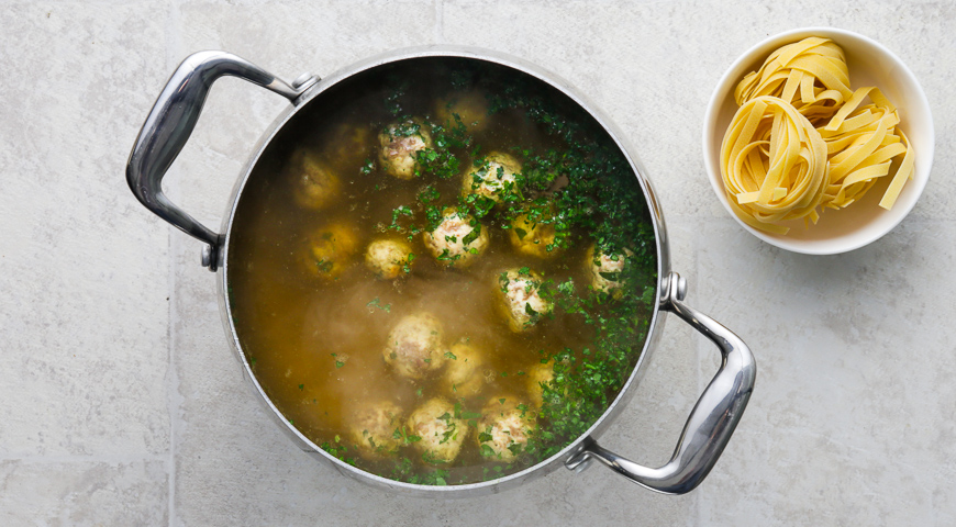 Фото приготовления рецепта: Похмельный суп с фрикадельками из индейки, шаг №7