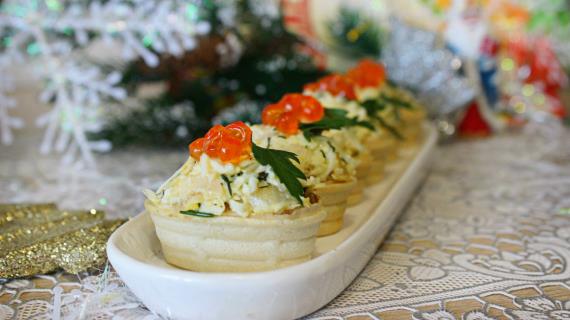 Салат с кальмарами в тарталетках "Новогоднее чудо"