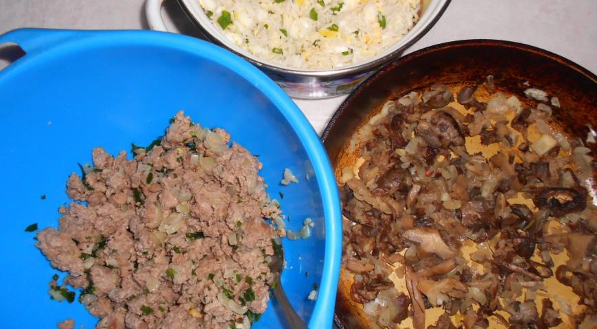 Подготавливаем 3 начинки для кулебяки: рисовую, грибную и мясную