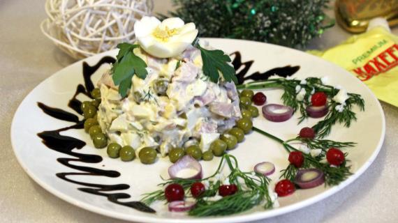 Праздничный салат из кальмаров и курицы