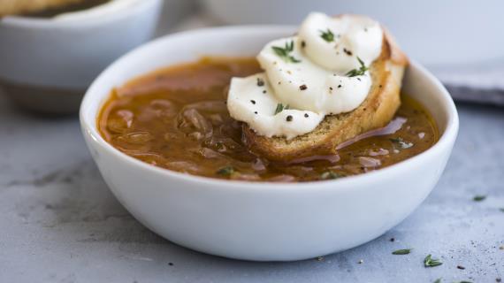 Луковый суп с козьим сыром