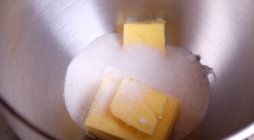 Для приготовления имбирных пряников смешиваем масло и сахар