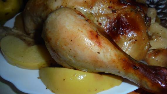 Запеченная курица в чесночном маринаде с айвой