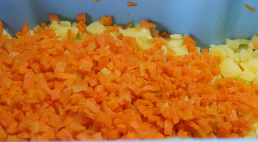 Нарезаем кубиками картофель и морковь