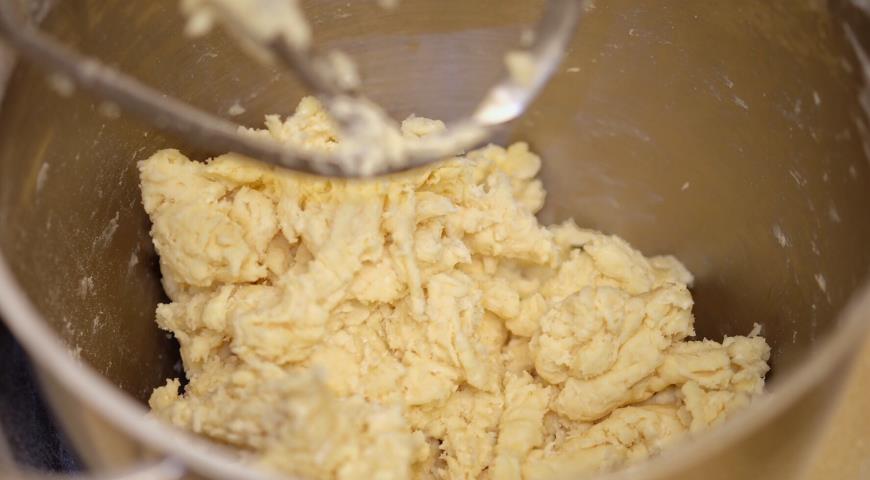 Масло с мукой перетереть в крошку, добавить уксусно-яичную смесь