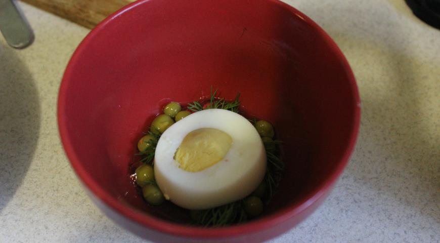 Растворить желатин в бульоне, налить в формочки, уложить горошек, яйцо, убрать в холод