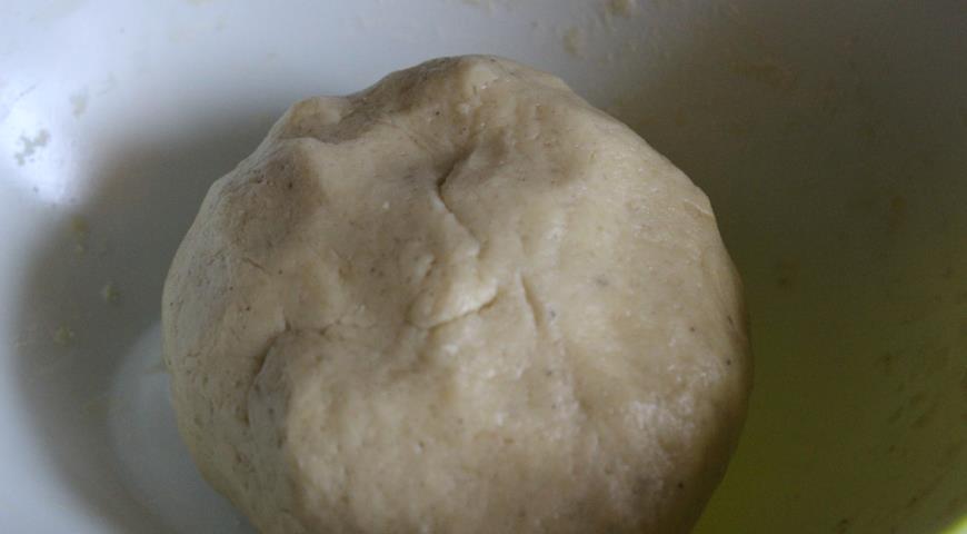 Замешиваем тесто для песочного пирога