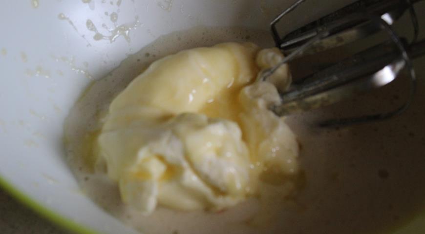 Размягченное масло добавляем к яйцам