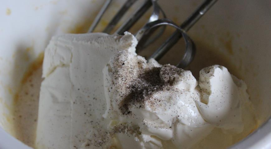 Для начинки пирога смешиваем яйцо с сахаром, творог, сметану, ванильный сахар