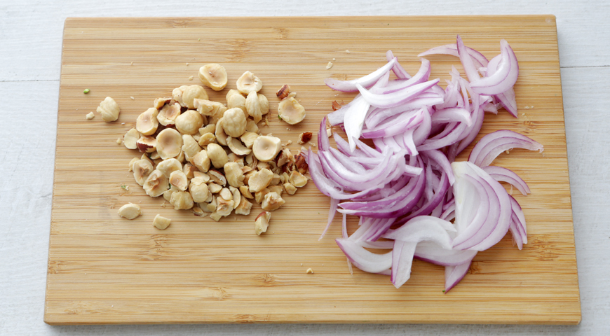 Фото приготовления рецепта: Салат из брокколи с клюквой и фундуком, шаг №4