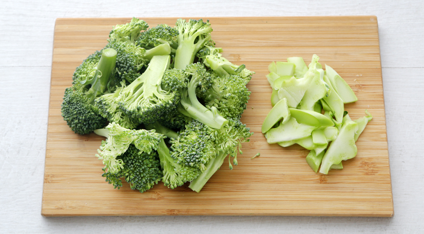 Фото приготовления рецепта: Салат из брокколи с клюквой и фундуком, шаг №1
