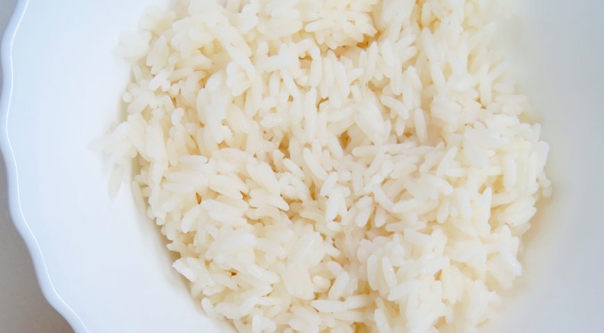 Отваренный рис добавляем в начинку