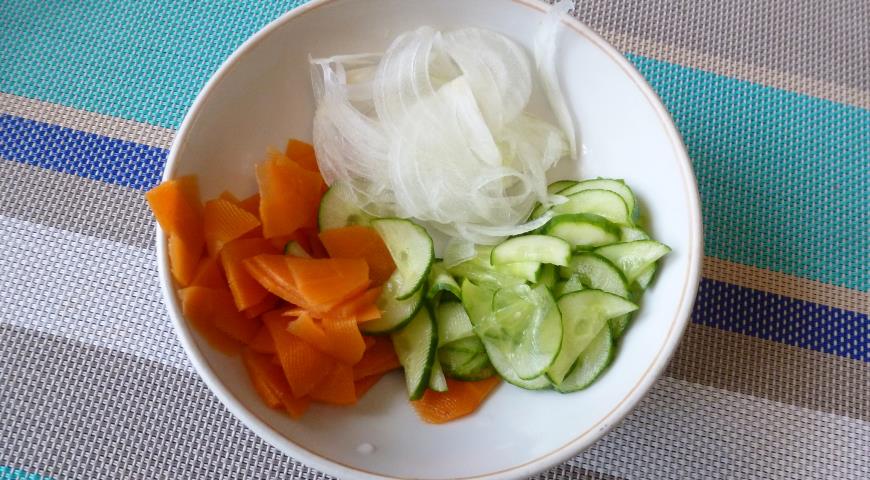 Нарезаем лук, огурец и морковь для японского картофельного салата