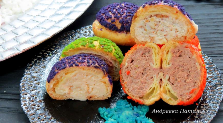 Французский торт-десерт крокембуш из пирожных шу