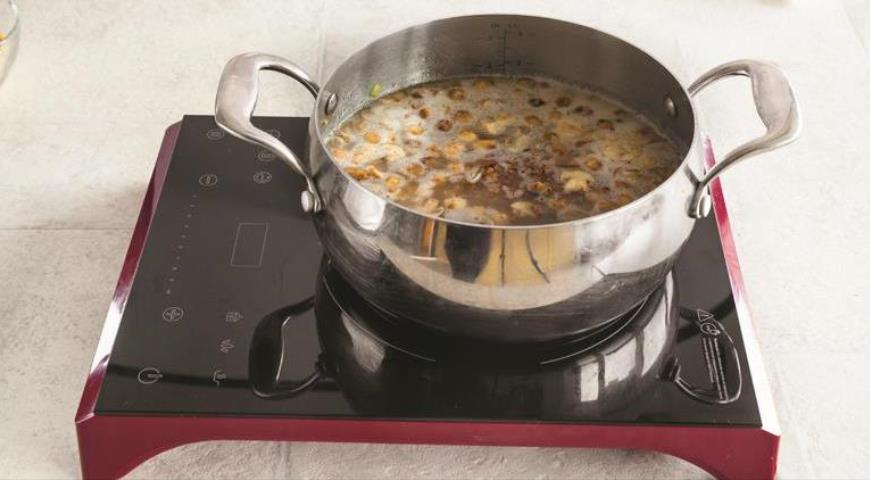 Фото приготовления рецепта: Суп с гречкой и грибами, шаг №3