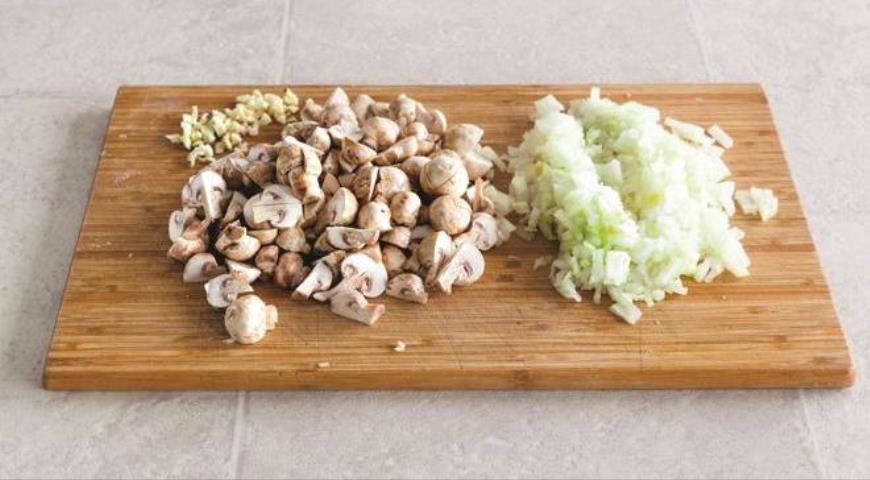 Фото приготовления рецепта: Суп с гречкой и грибами, шаг №2
