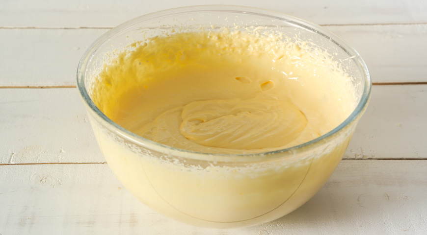 Взбиваем желтки с сахарной пудрой для приготовления крема из маскарпоне