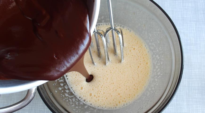 Вливаем растопленный шоколад во взбитые яйца для шоколадного брауни