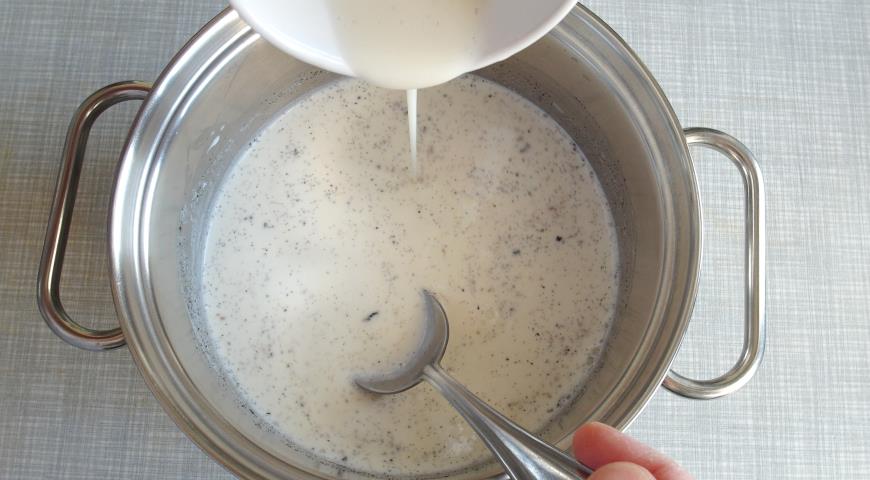 В остывшие сливки добавляем желатиново-сливочную смесь и перемешиваем 
